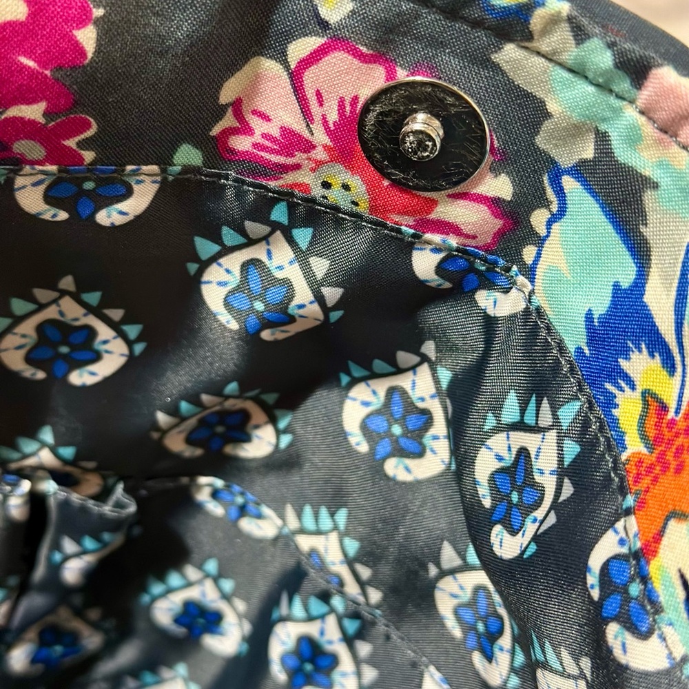 Tote In Pretty Poises - Picture 9 of 9